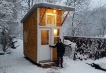 13-åring bygger ett eget minihus på tomten, titta på insidan och låt dig imponeras
