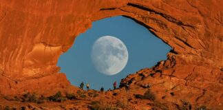 Not Photoshopped: Photographer Uses Only Lens To Make The Moon Look Supersized (15 Pics)