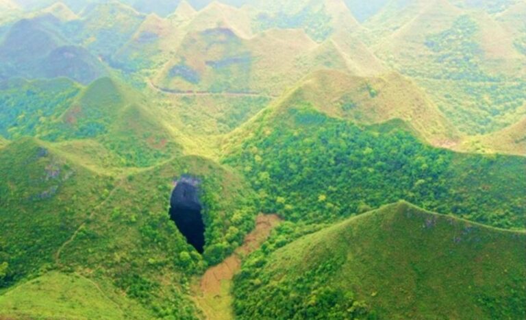 Scientists Discover Giant Sinkhole in China With Primeval ‘Lost World’ Inside